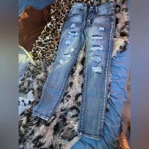 Man ripped skinny jeans